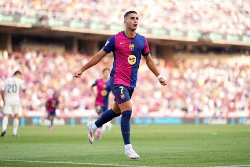 توريس يحتفل بقميص برشلونة