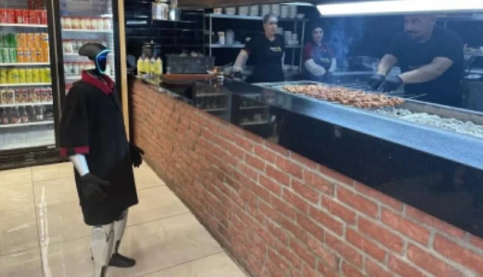 الروبوت بالمطعم