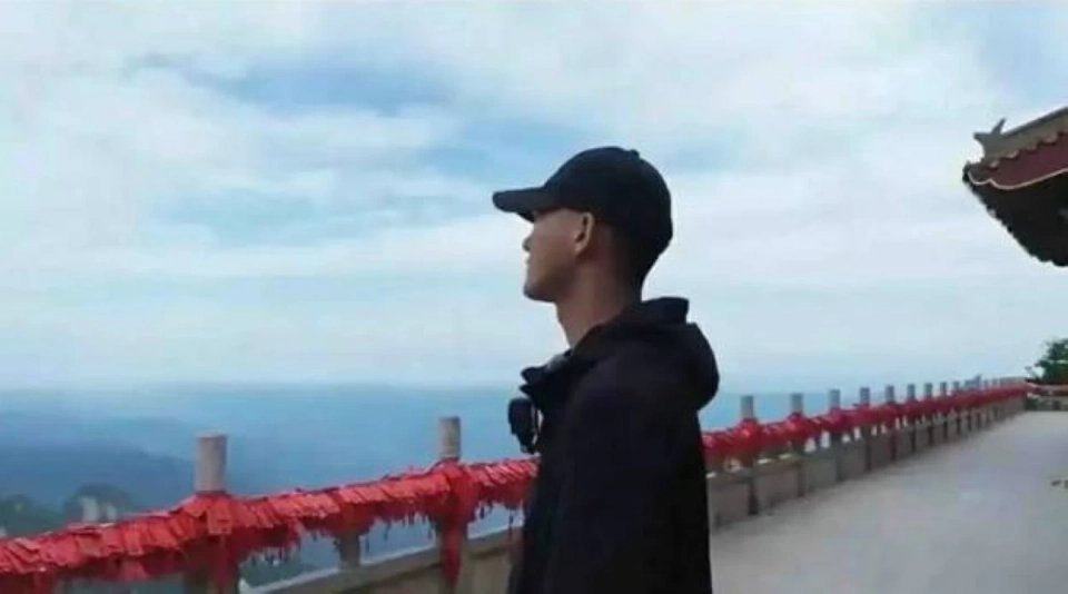 لي سيتشن بالموقع يراقب السحب