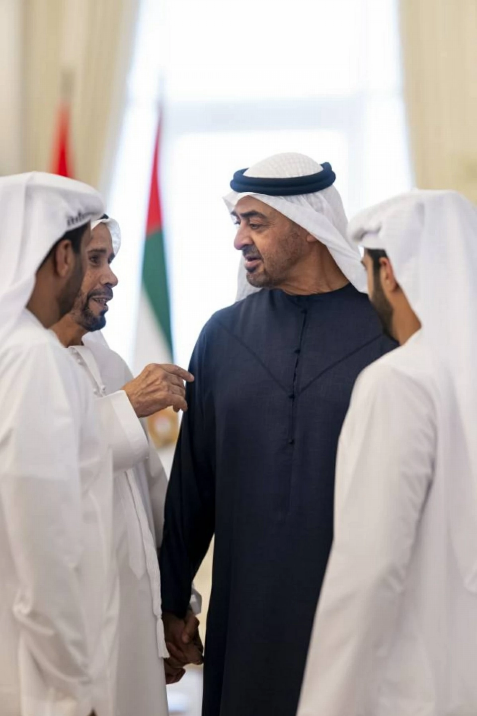 محمد بن زايد يستقبل جموع المواطنين (فيديو)