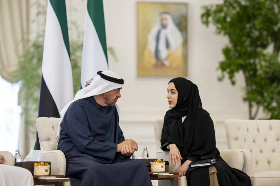 محمد بن زايد يستقبل جموع المواطنين (فيديو)
