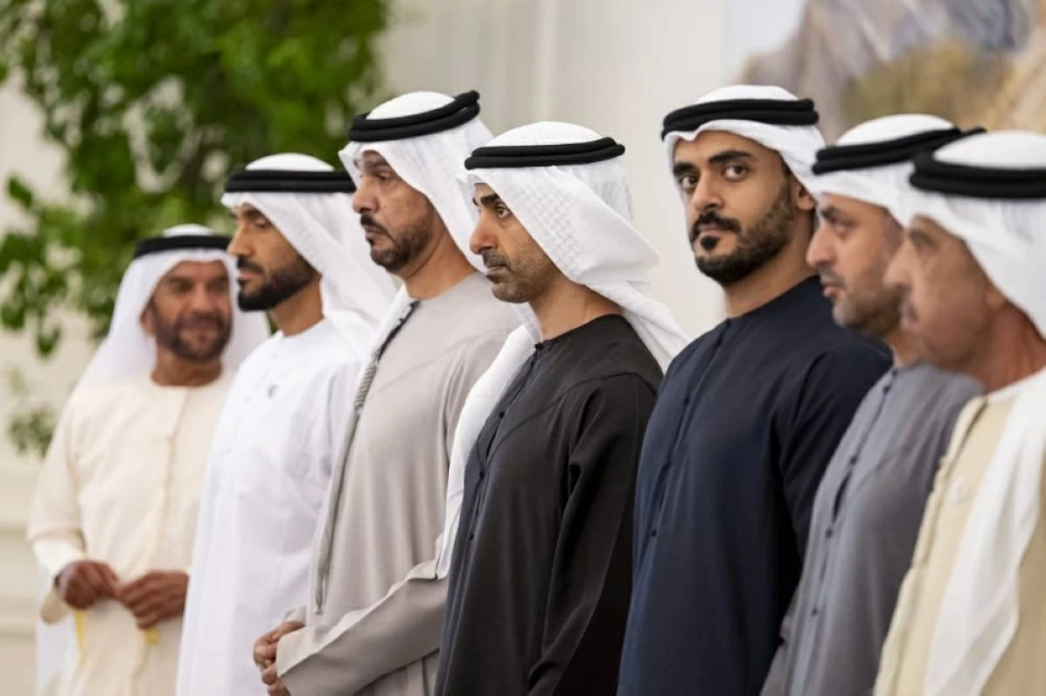 محمد بن زايد يستقبل جموع المواطنين (فيديو)