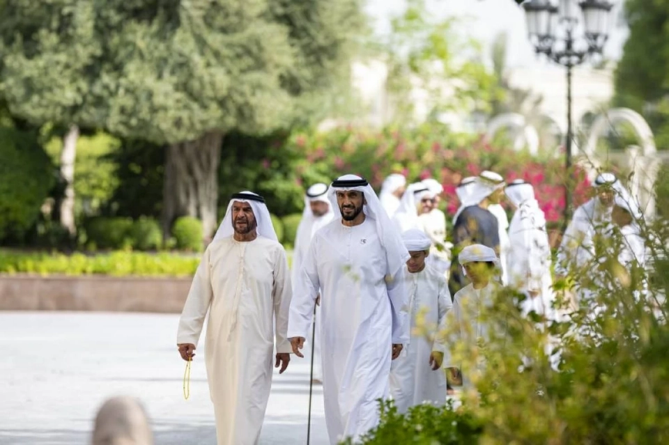 محمد بن زايد يستقبل جموع المواطنين (فيديو)