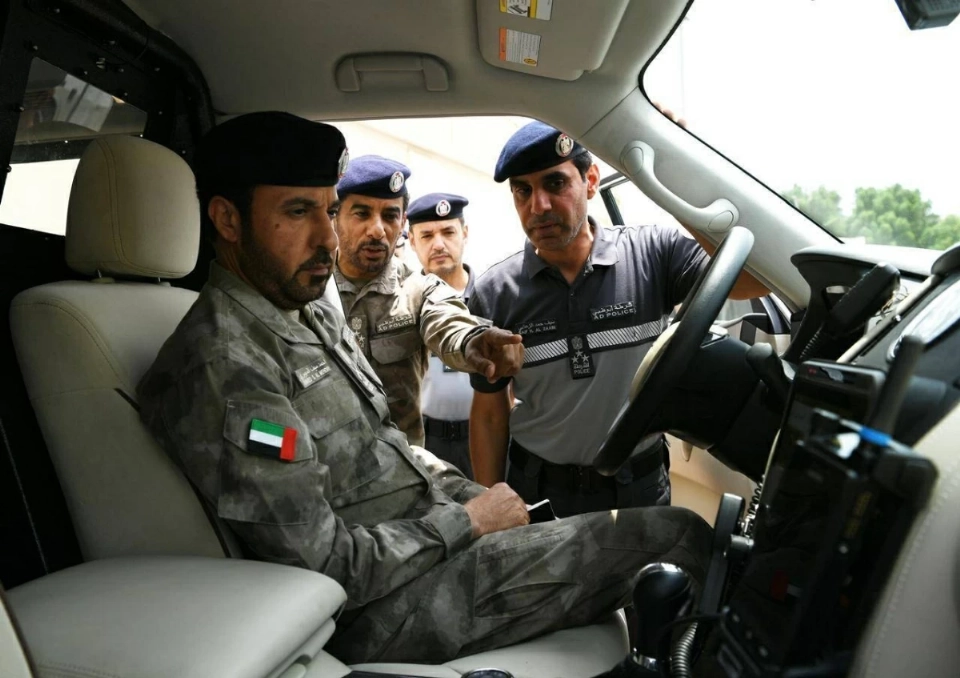 أحمد المهيري يستمع إلى شرح حول الدوريات الأمنية