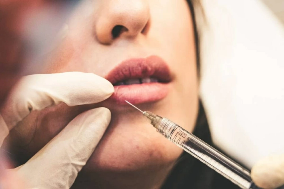 عمليات التجميل في المحاكم.. حقوق معلقة ونزاعات تتكرر