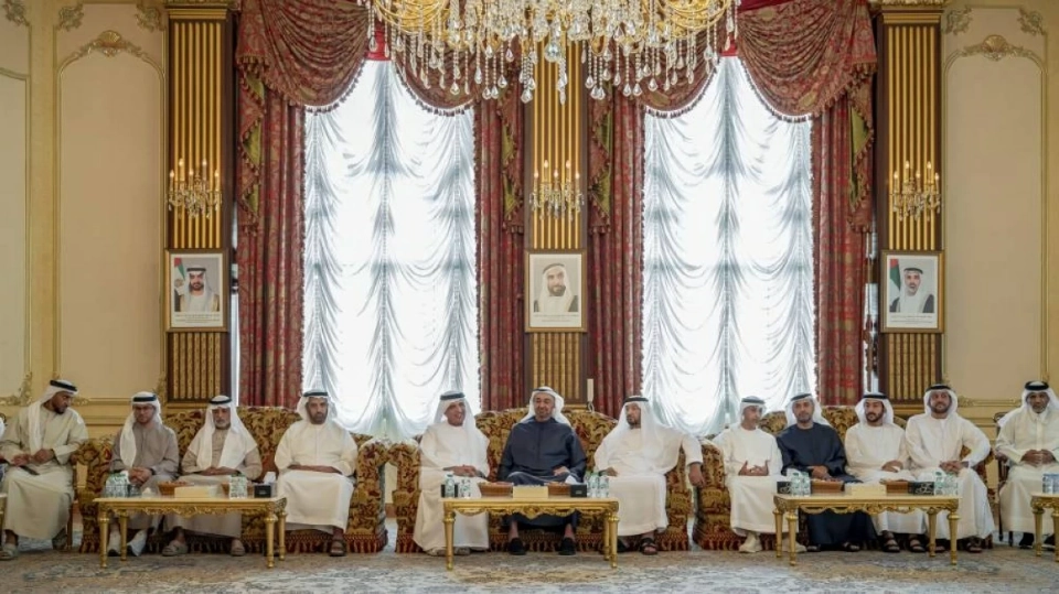 محمد بن زايد وسعود بن صقر يعزيان في وفاة حرم محمد بن بطي آل حامد