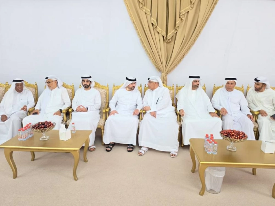 عبدالله بن سالم وسالم بن عبدالرحمن ومطر الطاير وجانب من الحضور يعزون الأسرة