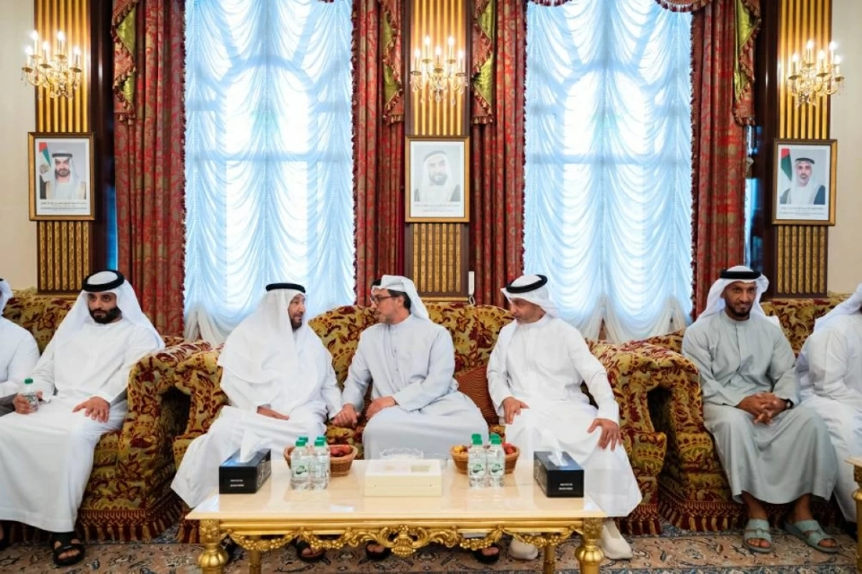محمد بن زايد ومنصور بن زايد وسعود بن صقر يعزّون محمد بن بطي