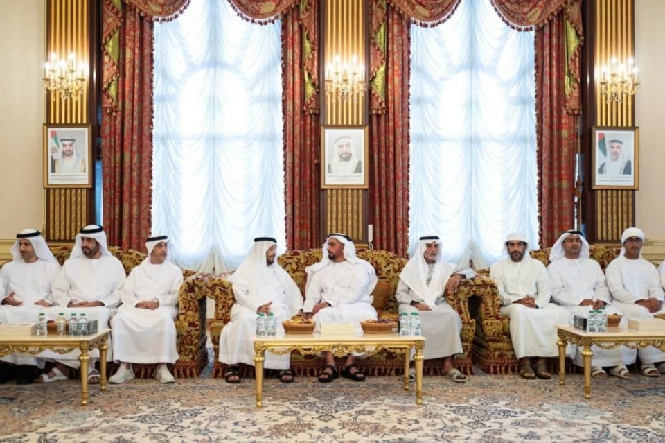 محمد بن زايد ومنصور بن زايد وسعود بن صقر يعزّون محمد بن بطي