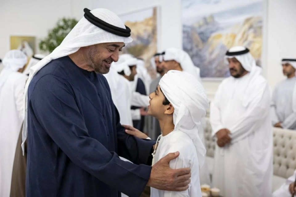 محمد بن زايد يستقبل جموع المواطنين