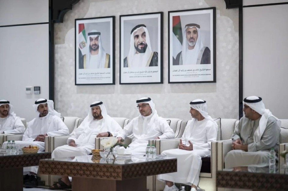 هزاع بن زايد خلال تقديم واجب العزاء
