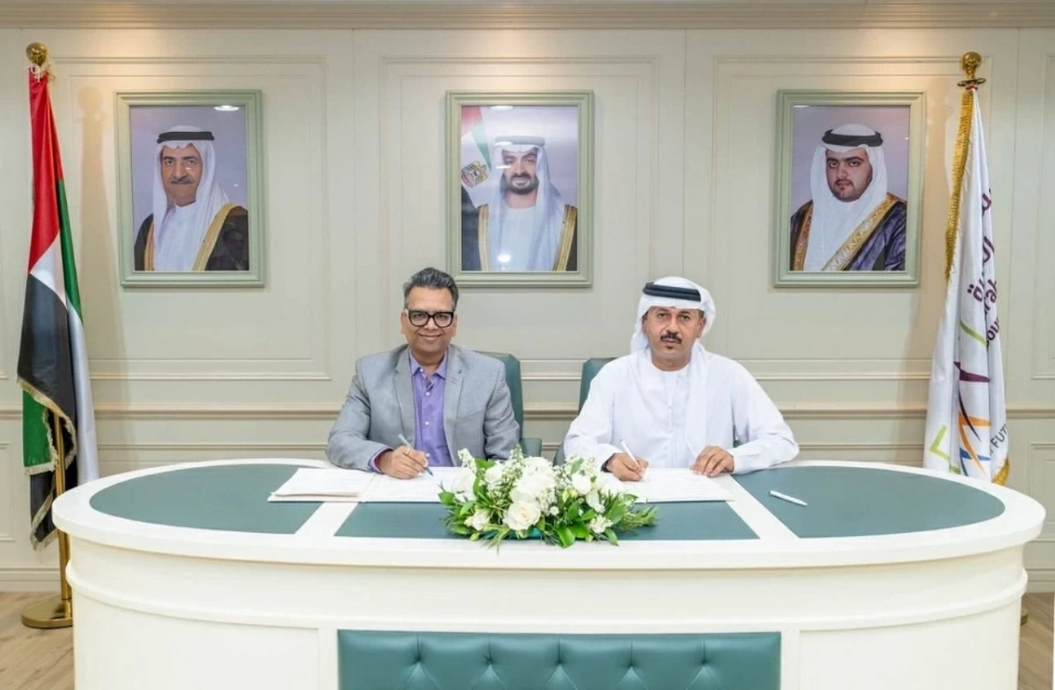 قاسم وسينغ خلال توقيع الاتفاقية