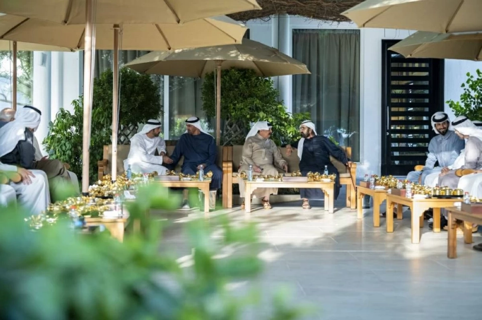 محمد بن زايد بحضور محمد بن راشد يبحث التعاون مع ملك البحرين