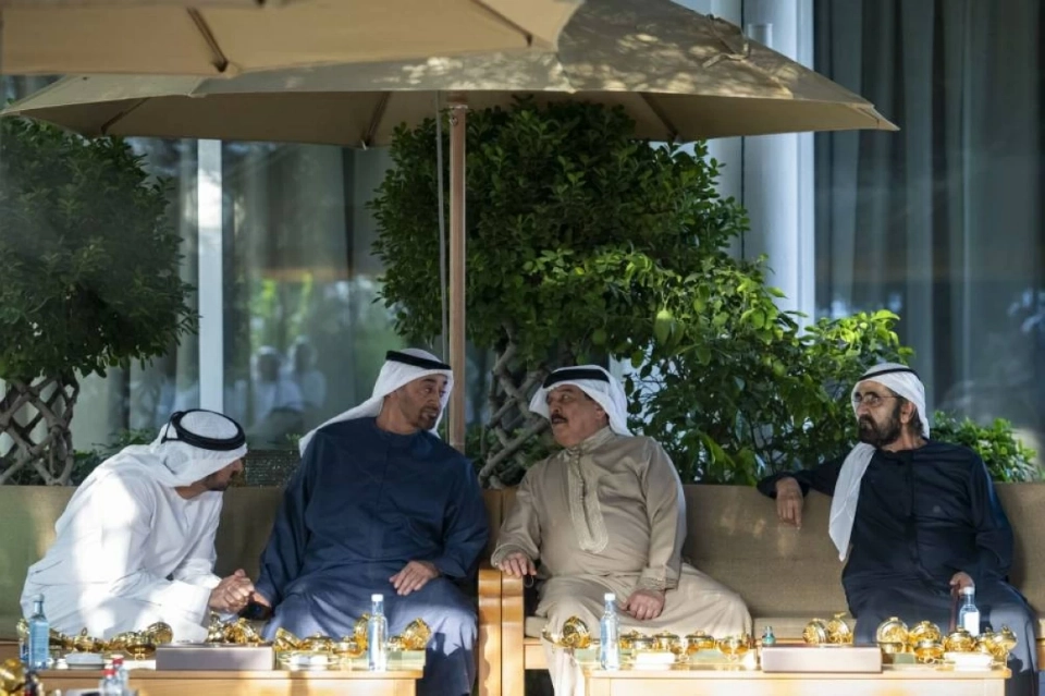 محمد بن زايد بحضور محمد بن راشد يبحث التعاون مع ملك البحرين