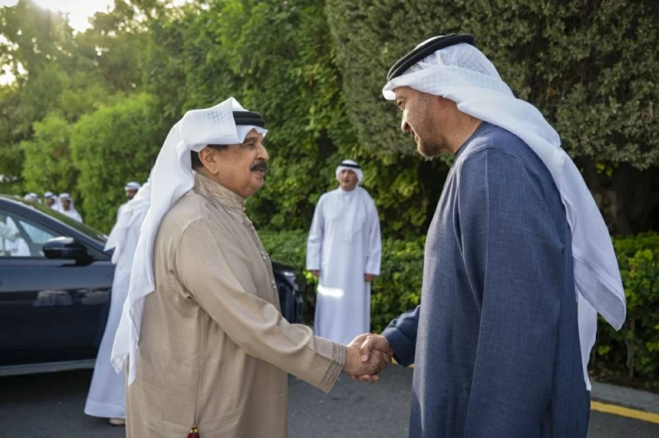 محمد بن زايد بحضور محمد بن راشد يبحث التعاون مع ملك البحرين