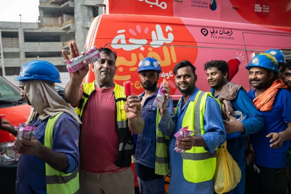 «ثلاجة الفريج» تكرّم عمال دبي بمليوني عبوة من المياه والعصائر والمثلجات
