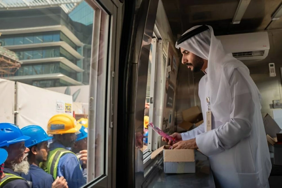 «ثلاجة الفريج» تكرّم عمال دبي بمليوني عبوة من المياه والعصائر والمثلجات