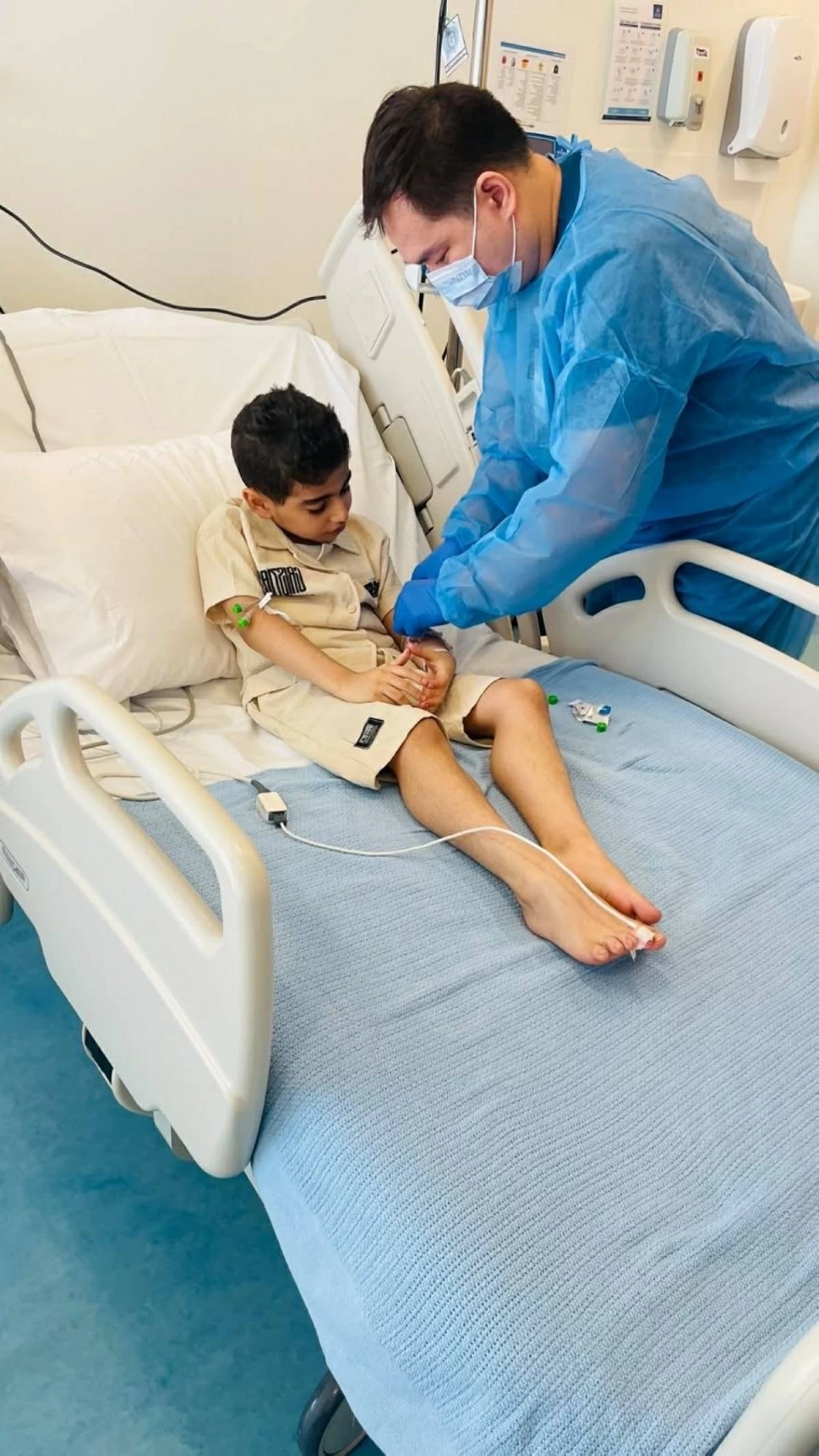 أنس خلال تجهيزه لأخذ للإبرة