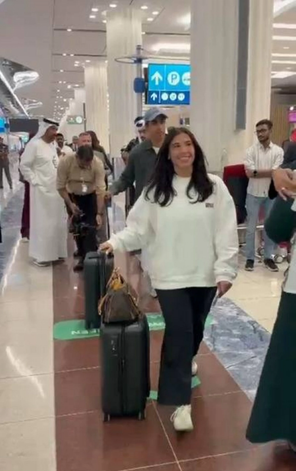 مليون مشاهدة خلال ساعات على منصة «الخليج» لفيديو أول مسافرة تستخدم «كليك وسافر» في مطار دبي