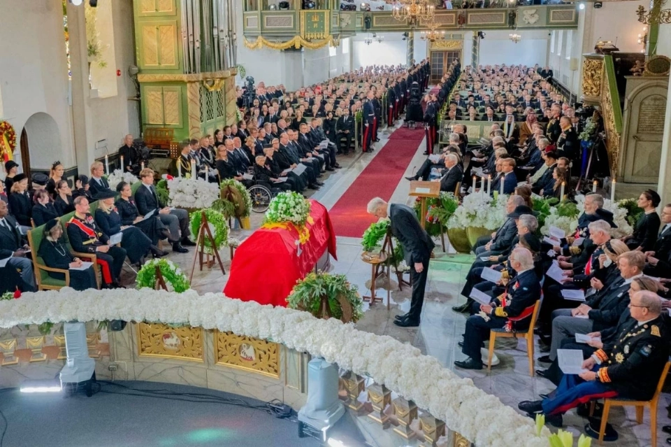 نيابة عن محمد بن زايد.. نهيان بن مبارك يحضر مراسم جنازة ملك النرويج