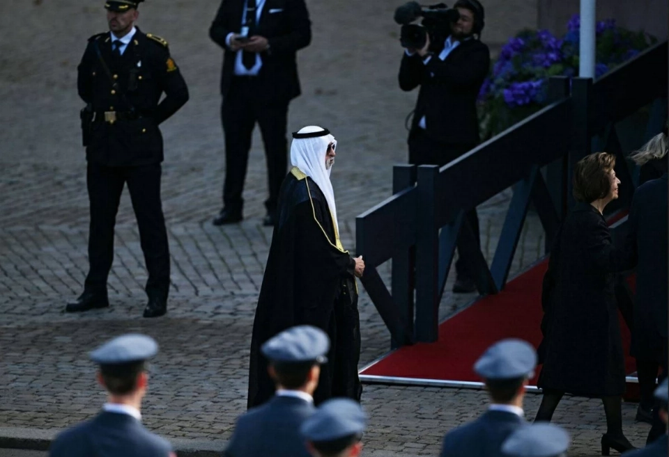 نيابة عن محمد بن زايد.. نهيان بن مبارك يحضر مراسم جنازة ملك النرويج