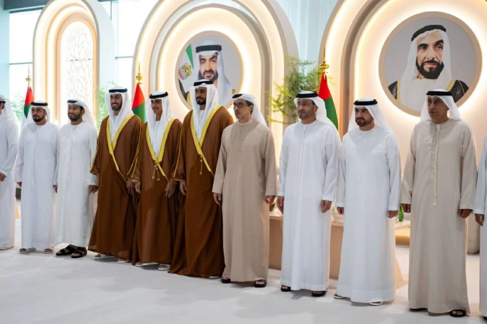 منصور بن زايد وعبدالله بن سالم وحمد الشامسي وجانب من الحضور والعرسان