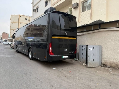 وقوف حافلة جوار احدى المساكن