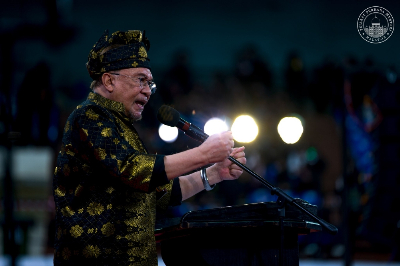 国人应感恩RON95仍RM1.99!安华讽批评政府者“不看新闻?”