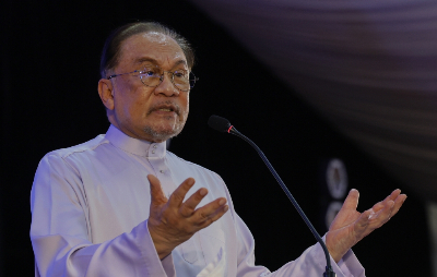 任相三年未领薪水达数百万 安华:证明并非所有从政者贪财