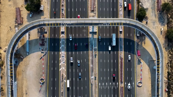 VIDEO: RTA completes 13 cycling tracks across Dubai as a series of pedestrian bridges under construction