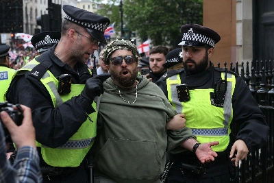 Tens of thousands march in London in separate immigration, pro‑Palestinian protests