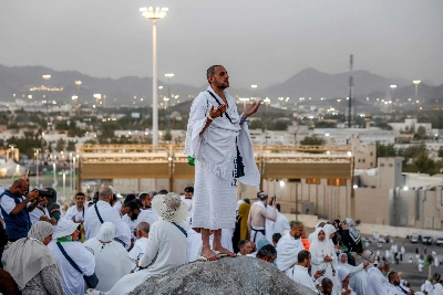 Pilgrims pray on Mount Arafat as Hajj reaches peak