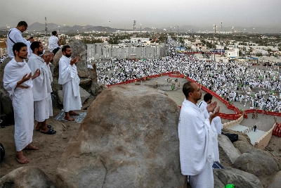 Pilgrims pray on Mount Arafat as Hajj reaches peak