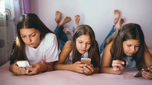 French President Macron urges EU chief to ban social media for under 15s