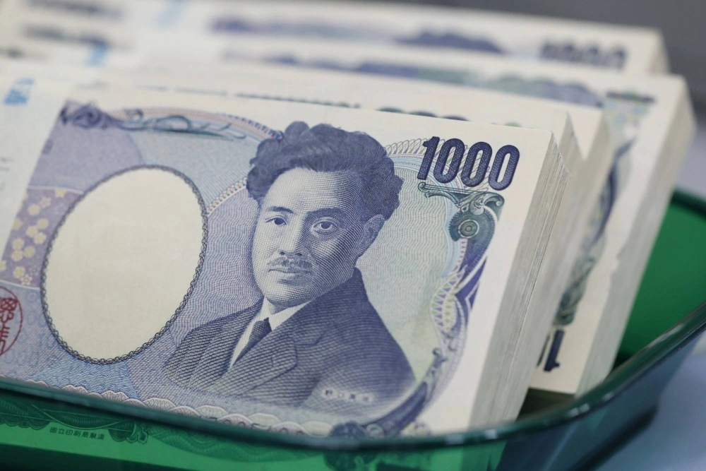 Some economists hope the labor ministry panel will make an annual average minimum wage proposal of above ¥1,000 this week. Some economists hope the labor ministry panel will make an annual average minimum wage proposal of above ¥1,000 this week.