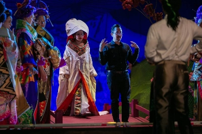 Cincinnati Opera’s new production of “Madame Butterfly,” directed by Matthew Ozawa, frames the action as a virtual-reality fantasy of Japan. Cincinnati Opera’s new production of “Madame Butterfly,” directed by Matthew Ozawa, frames the action as a virtual-reality fantasy of Japan.