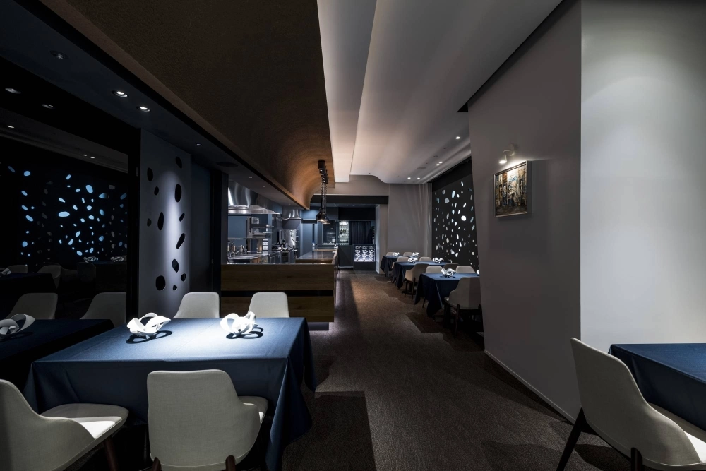 L'aube's new restaurant in Roppongi offers 50% more floorspace than its previous Akabanebashi location. L'aube's new restaurant in Roppongi offers 50% more floorspace than its previous Akabanebashi location.
