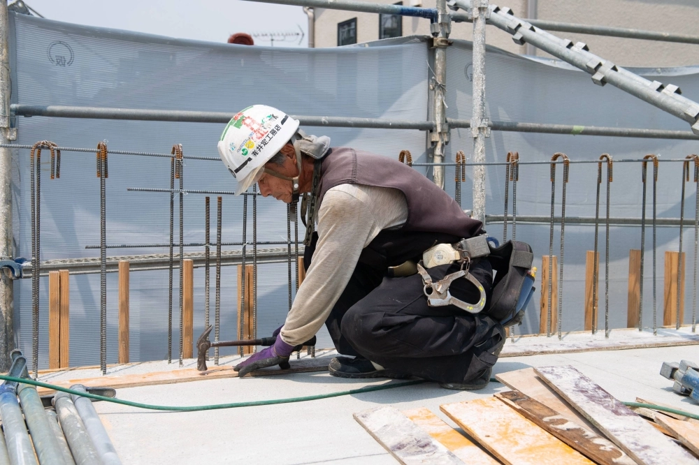 In the construction industry, an aging workforce may be partly to blame for the high number of people who suffer from heatstrokes at work. In the construction industry, an aging workforce may be partly to blame for the high number of people who suffer from heatstrokes at work.