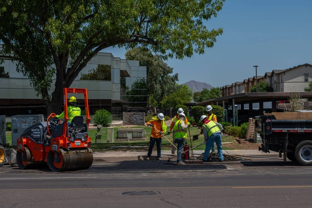 Construction workers pour asphalt during a heat wave in Tempe, Arizona, on July 14. During days when the thermometer shows 38 degrees C, surfaces such as asphalt or cement can reach temperatures that can cause skin burns. Construction workers pour asphalt during a heat wave in Tempe, Arizona, on July 14. During days when the thermometer shows 38 degrees C, surfaces such as asphalt or cement can reach temperatures that can cause skin burns.