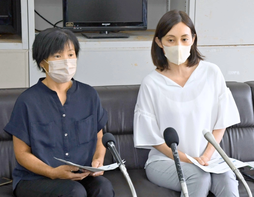 Chihiro Okada (right), a representative of Animal Rights Center, during a news conference at the Okinawa Prefectural Government building on July 10 Chihiro Okada (right), a representative of Animal Rights Center, during a news conference at the Okinawa Prefectural Government building on July 10