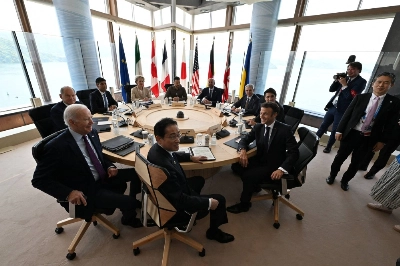 Prime Minister Fumio Kishida and other leaders of the Group of Seven, as well as Ukrainian President Volodymyr Zelenskyy, meet during their summit in Hiroshima on May 21.  Prime Minister Fumio Kishida and other leaders of the Group of Seven, as well as Ukrainian President Volodymyr Zelenskyy, meet during their summit in Hiroshima on May 21.