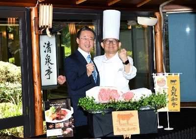 Tottori Gov. Shinji Hirai (left) with Shinsuke Nakajima, executive chef at the Hotel New Otani Tokyo Tottori Gov. Shinji Hirai (left) with Shinsuke Nakajima, executive chef at the Hotel New Otani Tokyo