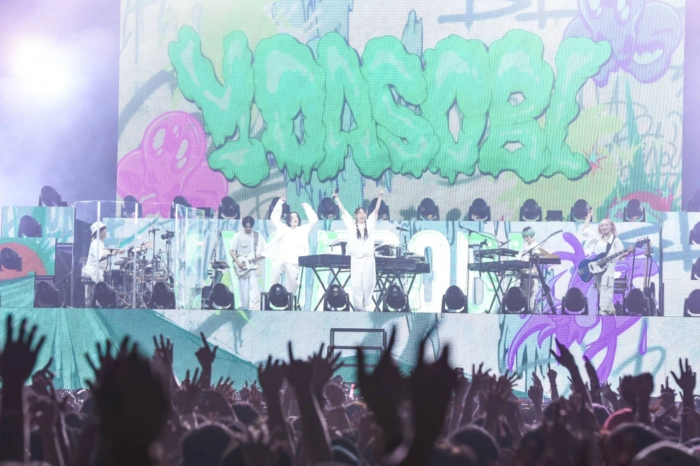 Crowds packed the Mountain Stage at Summer Sonic for Yoasobi’s set on Saturday and went wild when the J-pop duo played the opening notes of “Idol.” Crowds packed the Mountain Stage at Summer Sonic for Yoasobi’s set on Saturday and went wild when the J-pop duo played the opening notes of “Idol.”