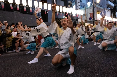 Koenji-based dance troupe Tengu-ren performs at an Awa odori event in Tokyo's Kagurazaka neighborhood a month before the Koenji Awa Odori.  Koenji-based dance troupe Tengu-ren performs at an Awa odori event in Tokyo's Kagurazaka neighborhood a month before the Koenji Awa Odori.