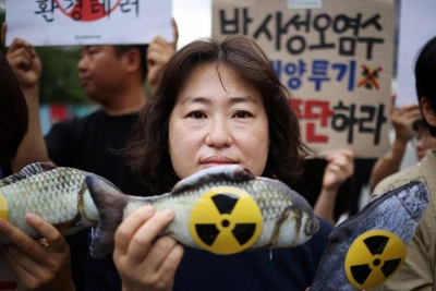 An activist in Seoul protests Japan’s plan to release treated wastewater from the Fukushima No. 1 nuclear plant. An activist in Seoul protests Japan’s plan to release treated wastewater from the Fukushima No. 1 nuclear plant.