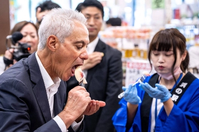 U.S. Ambassador to Japan Rahm Emanuel eats a peach as he visits Hamanoeki Fish Market and Food Court, as part of his trip to Soma, Fukushima Prefecture, on Aug. 31. U.S. Ambassador to Japan Rahm Emanuel eats a peach as he visits Hamanoeki Fish Market and Food Court, as part of his trip to Soma, Fukushima Prefecture, on Aug. 31.