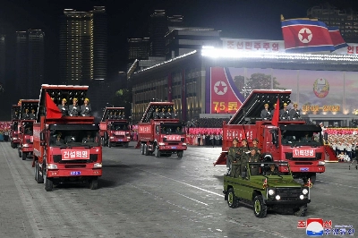 A paramilitary parade is held in Pyongyang's Kim Il Sung Square to mark the 75th founding anniversary of North Korea in this photo released Saturday.  A paramilitary parade is held in Pyongyang's Kim Il Sung Square to mark the 75th founding anniversary of North Korea in this photo released Saturday.