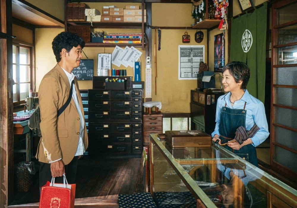 Yoji Yamada cast familiar faces in his latest heartwarming family drama “Mom, Is That You?!” including veteran Sayuri Yoshinaga (right), who has appeared in three other Yamada films. Yoshinaga plays the mother of a stressed salaryman (Yo Oizumi, left) in the new film. Yoji Yamada cast familiar faces in his latest heartwarming family drama “Mom, Is That You?!” including veteran Sayuri Yoshinaga (right), who has appeared in three other Yamada films. Yoshinaga plays the mother of a stressed salaryman (Yo Oizumi, left) in the new film.