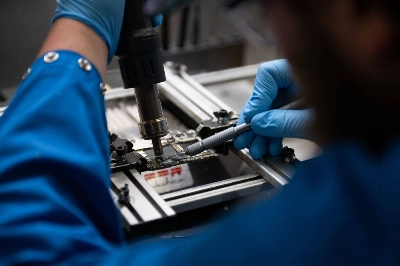 A specialist removes a Kirin 9000s chip fabricated in China by Semiconductor Manufacturing International Corp. (SMIC) from a Huawei Technologies Mate 60 Pro smartphone earlier this month. A specialist removes a Kirin 9000s chip fabricated in China by Semiconductor Manufacturing International Corp. (SMIC) from a Huawei Technologies Mate 60 Pro smartphone earlier this month.