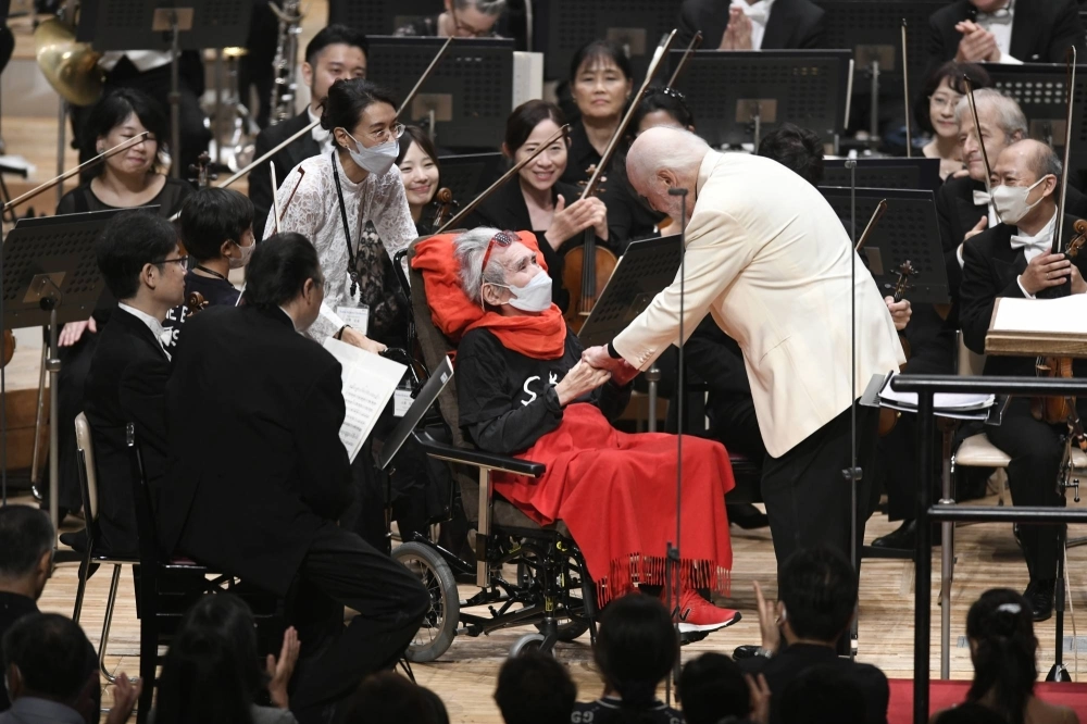 John Williams (right) and Seiji Ozawa (center) have been friends for decades. Their long-awaited reunion in Japan comes courtesy of a musical collaboration between Williams and the Saito Kinen Orchestra for the 31st edition of Ozawa’s annual music festival. John Williams (right) and Seiji Ozawa (center) have been friends for decades. Their long-awaited reunion in Japan comes courtesy of a musical collaboration between Williams and the Saito Kinen Orchestra for the 31st edition of Ozawa’s annual music festival.